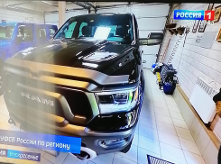ЦТ показало гаражи с брендовыми автомобилями задержанных по уголовному делу КПК «Честь» в Камышине