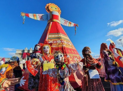 В Камышине решено гулять на Масленицу с разносолами, столбом, хоккейными метлами и «поиском пропавших блинов» (программа праздника)