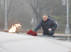 Андрей Бочаров почтил память Неизвестного солдата, Станислав Зинченко на Братских захоронениях в Камышине не появился