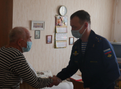 Камышинские десантники поздравили ветеранов Великой Отечественной войны в День защитника Отечества