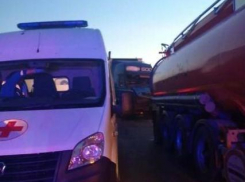 В Камышинском районе медики оказывали помощь молодому водителю в ДТП со столкнувшимися многотонниками