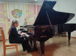 В Камышине на концерте классической музыки растроганный слушатель вручил цветы и поцеловал руки пианистке