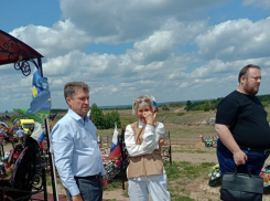  Глава Камышина Станислав Зинченко и сопредседатель общероссийского проекта «Земля героев» Дмитрий Пахомов встретились на участке воинских захоронений