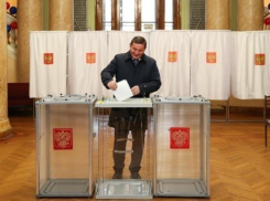 В Волгограде губернатор Андрей Бочаров стал первым избирателем на участке в планетарии