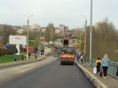 У камышан на временно пешеходном Бородинском мосту появились сомнения, успеют ли его открыть вечером 20 апреля