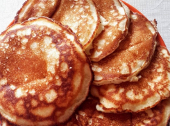 Камышане «провернули» в соцсетях веселый флешмоб: как бы одинокие мужчины просят девушек накормить их по случаю блинами