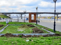 Горожане интересуются, что строится на набережной рядом с декоративными «камышинками» - артобъектом, украшающим эту прогулочную зону