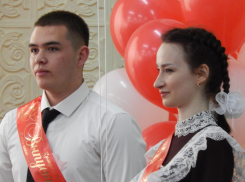 В школе №19 Камышина российский флаг на церемонии «последнего звонка» поднимали лучшие выпускники Марина Ликучева и Роман Кумаров