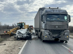 На трассе между Камышином и Волгоградом грузовики измяли «Лексус» с полным салоном детей