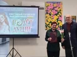 Спикер Камышинской городской думы Владимир Пономарев пришел поздравить художниц с «Полетом души»