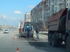 В Камышине заметна динамика в ямочном ремонте дорог: бригады вышли на улицу Маресьева