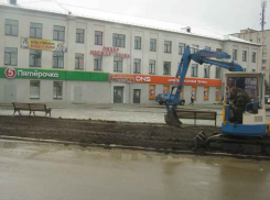 В Камышине подрядчик на объекте «комфортной зоны» по улице Ленина не уложился в срок «начало октября», но... 