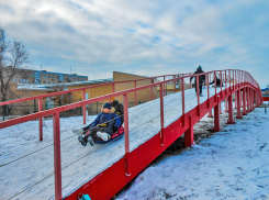 В Камышине на красном мосту в парке Текстильщиков ребятня устроила захватывающие «покатушки»