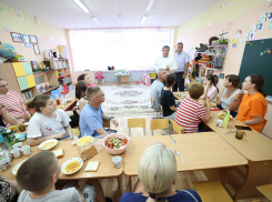 Андрей Бочаров навестил в больнице пострадавших в ДТП с пассажирским поездом