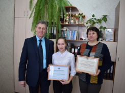 Почему председатель Камышинской ТИК Сергей Анихреев сфотографировался рядом с десятиклассницей из школы №10 Камышина Настей Ясниковой