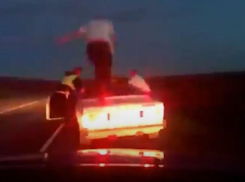 Камышинским полицейским пришлось прострелить колеса лихачу без прав на кабриолете, который после погони пытался еще и откупиться (ВИДЕО)