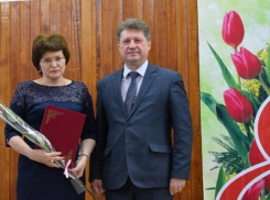Кому из женщин подарил на сцене цветы глава Камышина Станислав Зинченко