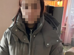 В Камышине малыши сами себя «развлекали» при открытой двери в квартиру, пока их 23-летняя мама «загуляла»