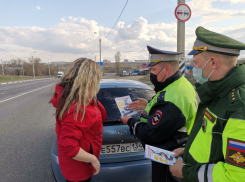 В Камышине во время масштабного рейда водителей проверили и проинструктировали по теме детских автокресел