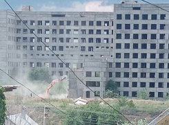 В Камышине административная газета «Диалог» опубликовала видео, как подростки гуляют по крыше больничного недостроя с «плохой репутацией»