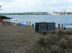 Камышане устраиваются в палатках на заросшем бурьяном пляже у здания администрации города (ВИДЕО)