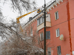 В Камышине службы благоустройства борются со «снежными неприятностями» на земле и на высоте