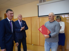 В администрации Камышина грамоты принимали водители и кондукторы