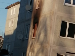 В Камышине в 5 микрорайоне из подъезда с объятой пламенем квартирой вывели на улицу 35 жильцов