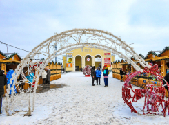 В Камышине открылась предпраздничная ярмарка в «домиках» у ТЦ «Победа»