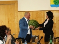 Камышане выкатили депутату Госдумы Анне Кувычко не один арбуз