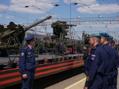 Камышинские гвардейцы-десантники осмотрели экспозицию ретропоезда «Воинский эшелон»