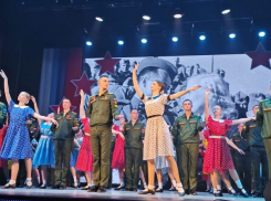 Пресс-служба администрации Камышина выразила неуемный трепет от вальса танцовщиц в «хрупких» платьях и курсантов на  сцене ДК