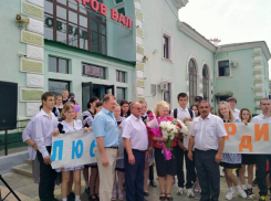 На станции Петров Вал в Камышинском районе с цветами встретили «Народного учителя России» Нину Бударину, вернувшуюся с наградой из Кремля