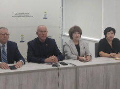 В Камышине спикер  гордумы Владимир Пономарев доложил, как он, депутат и две чиновницы вникали в направления бюджетной политики через экран