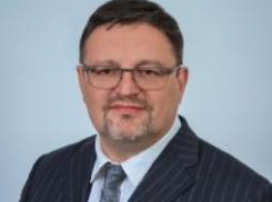 Спикер Камышинской городской думы Владимир Пономарев поздравляет депутатов -именинников, но тему отчета слуг народа перед избирателями не комментирует