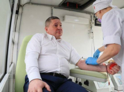 Губернатор Андрей Бочаров сдал кровь для участников СВО, последует ли этому глава Камышина?