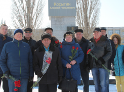 Промышленники и ученые Камышина пришли положить цветы к памятнику Косыгину