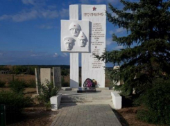 В Камышинском районе отремонтировали  многострадальный памятник героям Великой Отечественной