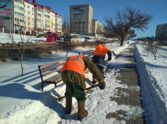 В Камышине «оранжевые жилеты» расчистили от снега бульвар Маресьева и Сиреневый бульвар  