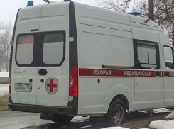 На автодороге между Жирновском и Камышином «девятка» врезалась в эвакуатор, двое изранены