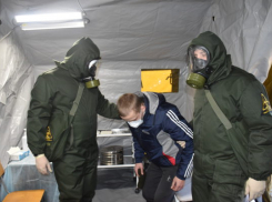 Военные химики изолировали условного больного коронавирусом в Камышинском районе