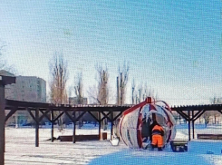 В Камышине инсталяционный новогодний шар переезжает от ДК «Текстильщик» на набережную Камышинки