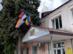 Телеграм-канал Ксении Собчак обнаружил в Волгоградской области перевернутый российский флаг на здании администрации (ВИДЕО)