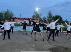 В селе Семеновка Камышинского района в честь Победы станцевали вальс и отпустили в небо белые шары