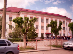 Неужели в Камышине никогда не вырастят тенистых аллей даже на центральных улицах? - камышанка