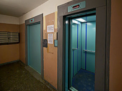 Заклинивший лифт зажал руку четырехлетней малышки и оставил на ней рваную рану, с которой девочку срочно госпитализировали