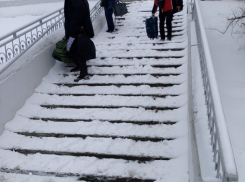 В Камышине пассажирам московского поезда по заснеженной лестнице на железнодорожном  вокзале можно съезжать на чемодане, как на санках! - камышанка