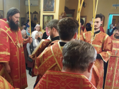 В скромном храме Димитрия Солунского в Камышине митрополит владыка Феодор провел богослужение в честь святого покровителя города