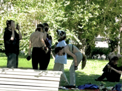Хвостатые дети на четвереньках в масках животных замечены в Волгоградской области, - «Блокнот Волгограда»