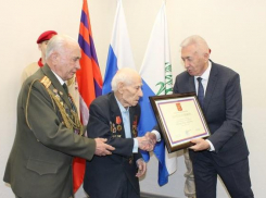 В Камышин приехал волгоградский спикер Александр Блошкин и вручил грамоту президента ветерану Сталинградской битвы Павлу Андрееву